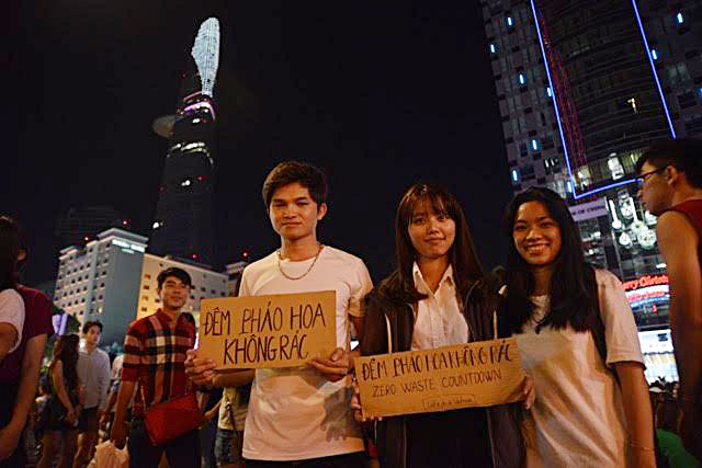 Trung[-]tâm[-]TPHCM[-]trở[-]thành[-]bãi[-]rác[-]“khủng”[-]sau[-]bữa[-]tiệc[-]ánh[-]sáng